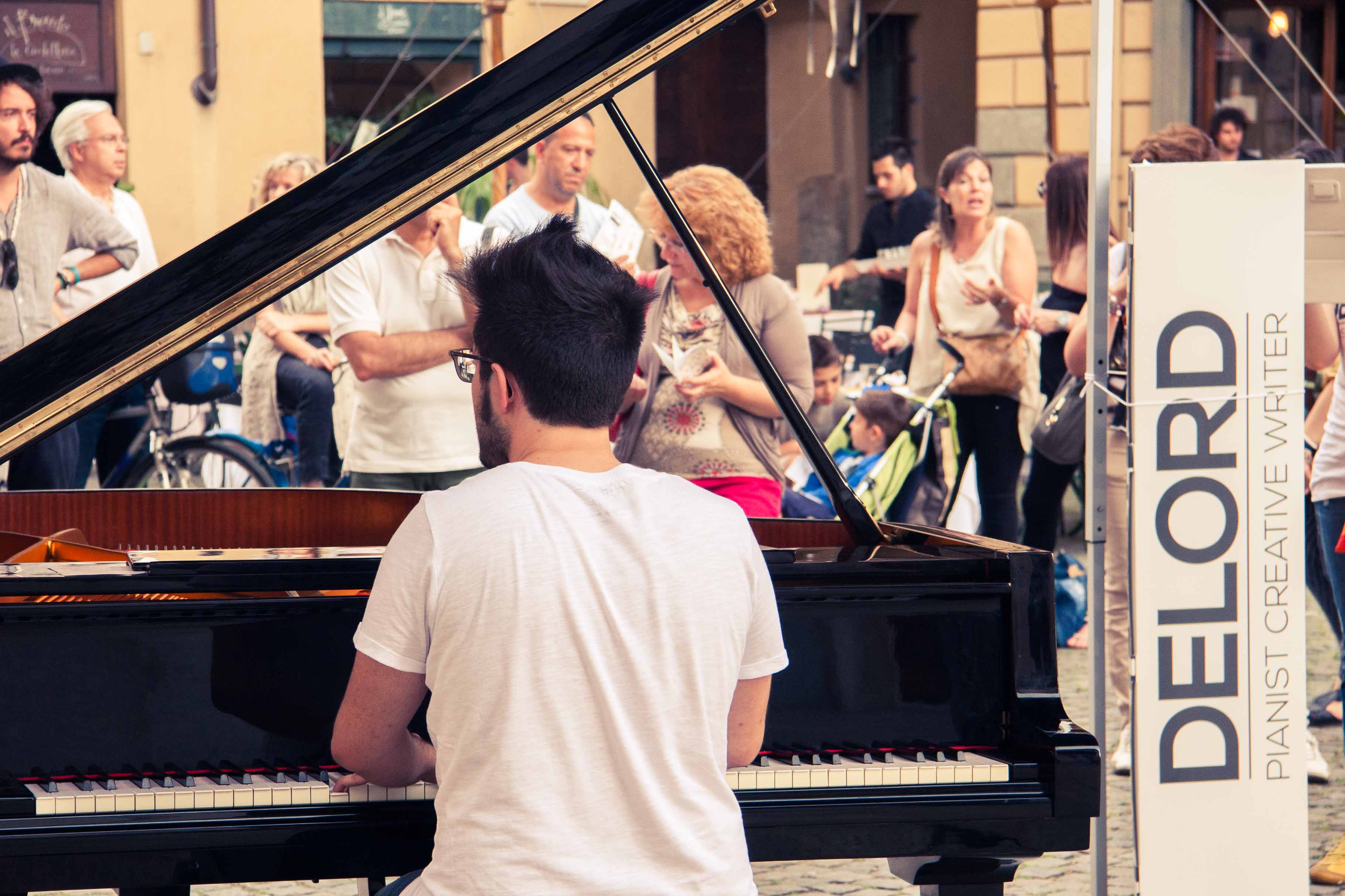 christian_delord_carlino_pianista_italiano_festadellamusica_torino_italy_piano_classic (11) Foto Gallery della Festa della Musica di Torino, edizione 2014. Il pianista Christian DeLord Carlino si è esibito in Piazza della Consolata nella giornata di sabato 21 giugno davanti ad un pubblico emotivamente coinvolto ed entusiasta. La musica classica ed il pianoforte donano grandi emozioni.