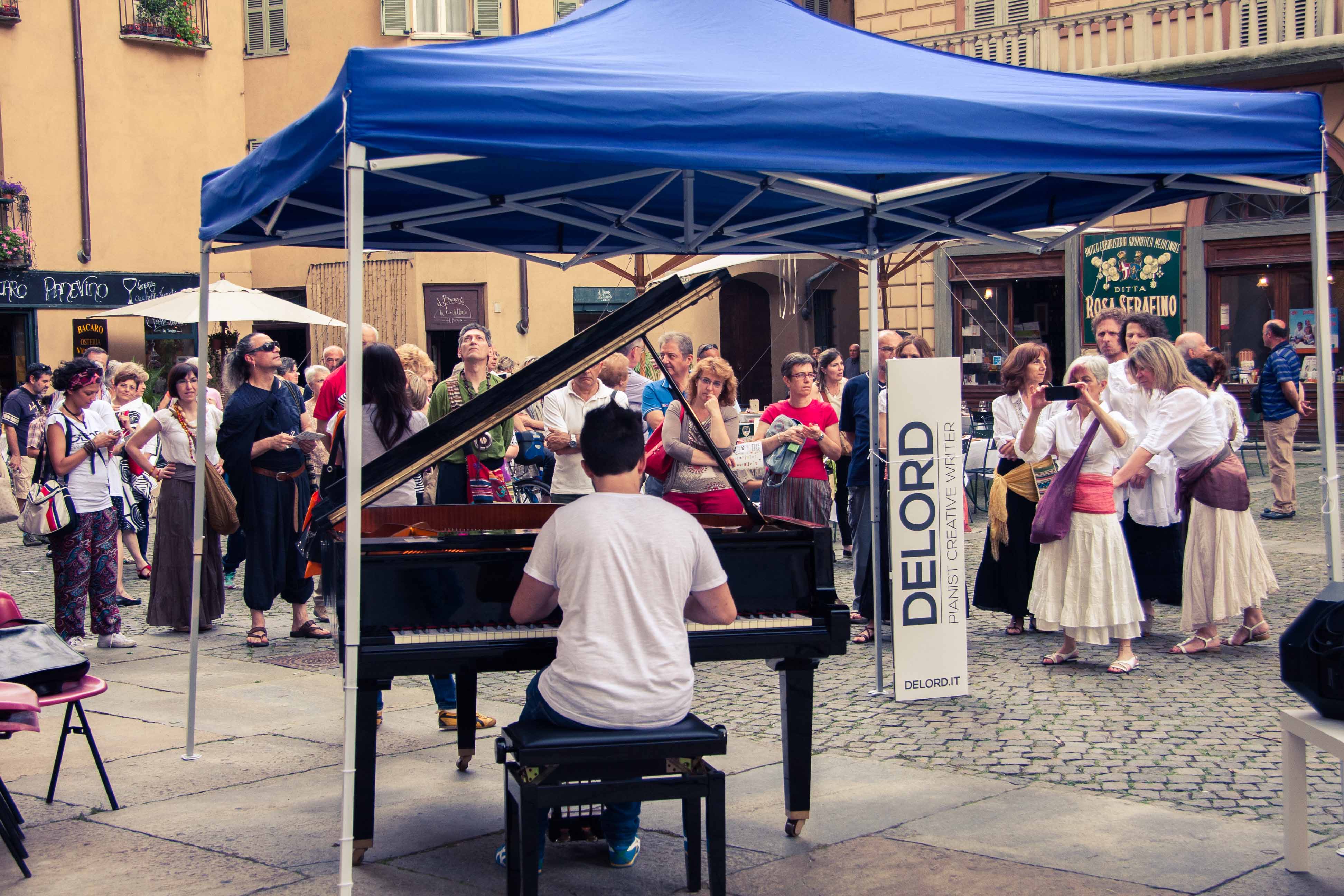 christian_delord_carlino_pianista_italiano_festadellamusica_torino_italy_piano_classic (12) Foto Gallery della Festa della Musica di Torino, edizione 2014. Il pianista Christian DeLord Carlino si è esibito in Piazza della Consolata nella giornata di sabato 21 giugno davanti ad un pubblico emotivamente coinvolto ed entusiasta. La musica classica ed il pianoforte donano grandi emozioni.