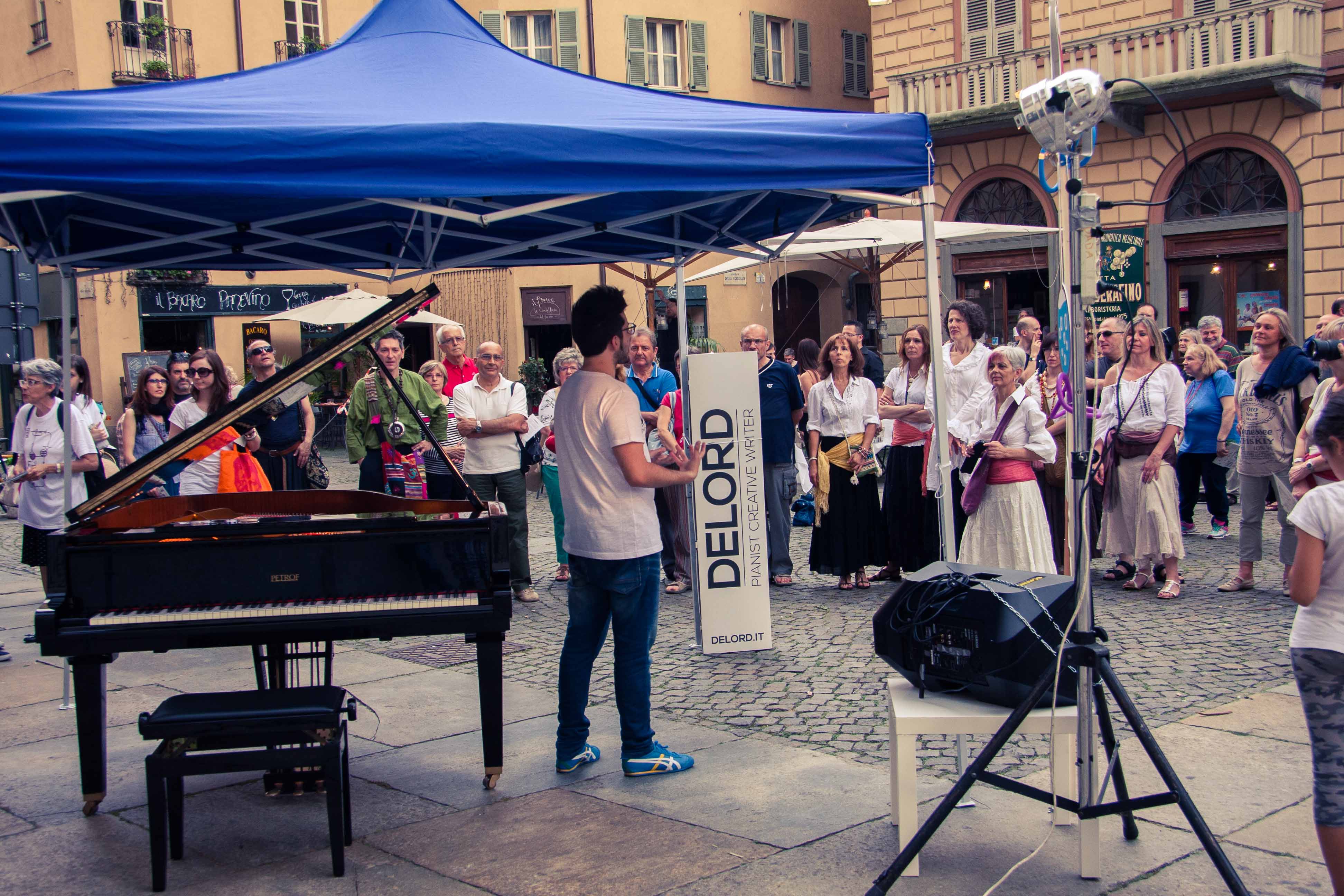 christian_delord_carlino_pianista_italiano_festadellamusica_torino_italy_piano_classic (13) Foto Gallery della Festa della Musica di Torino, edizione 2014. Il pianista Christian DeLord Carlino si è esibito in Piazza della Consolata nella giornata di sabato 21 giugno davanti ad un pubblico emotivamente coinvolto ed entusiasta. La musica classica ed il pianoforte donano grandi emozioni.