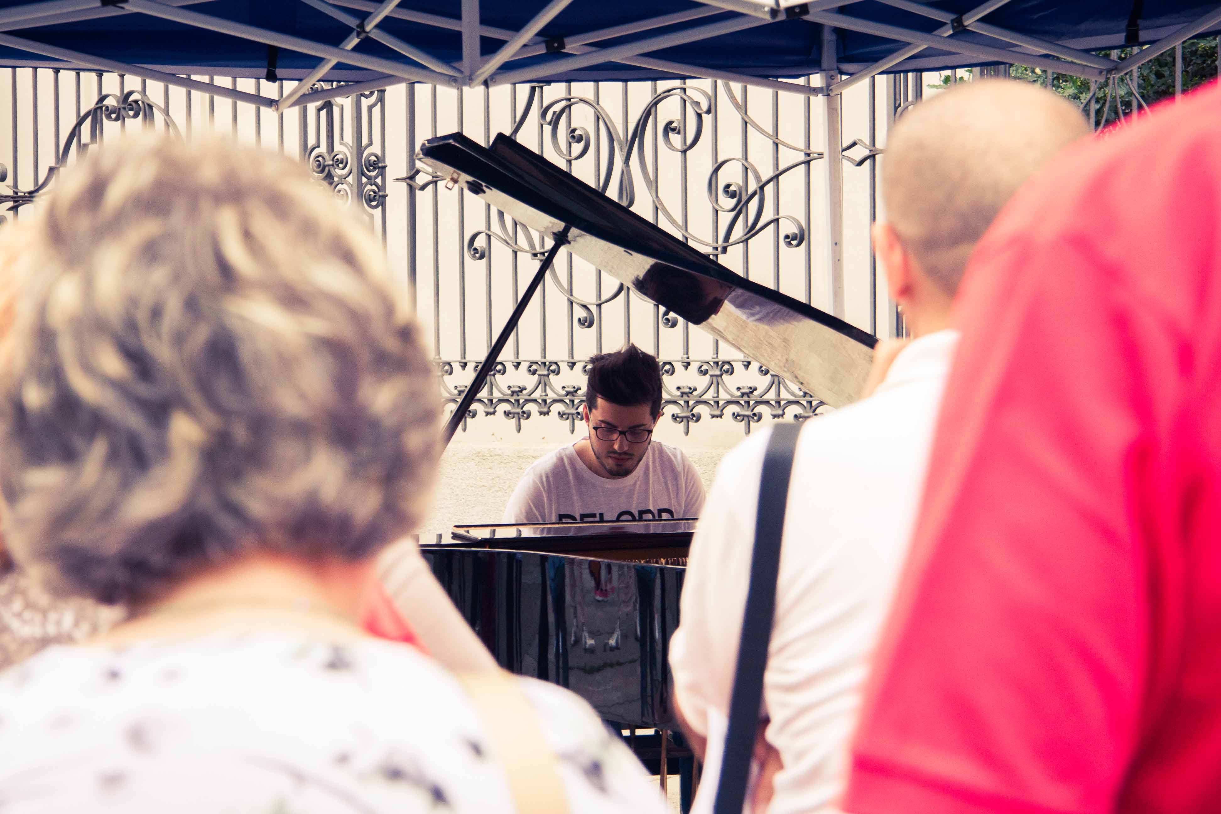 christian_delord_carlino_pianista_italiano_festadellamusica_torino_italy_piano_classic (14) Foto Gallery della Festa della Musica di Torino, edizione 2014. Il pianista Christian DeLord Carlino si è esibito in Piazza della Consolata nella giornata di sabato 21 giugno davanti ad un pubblico emotivamente coinvolto ed entusiasta. La musica classica ed il pianoforte donano grandi emozioni.