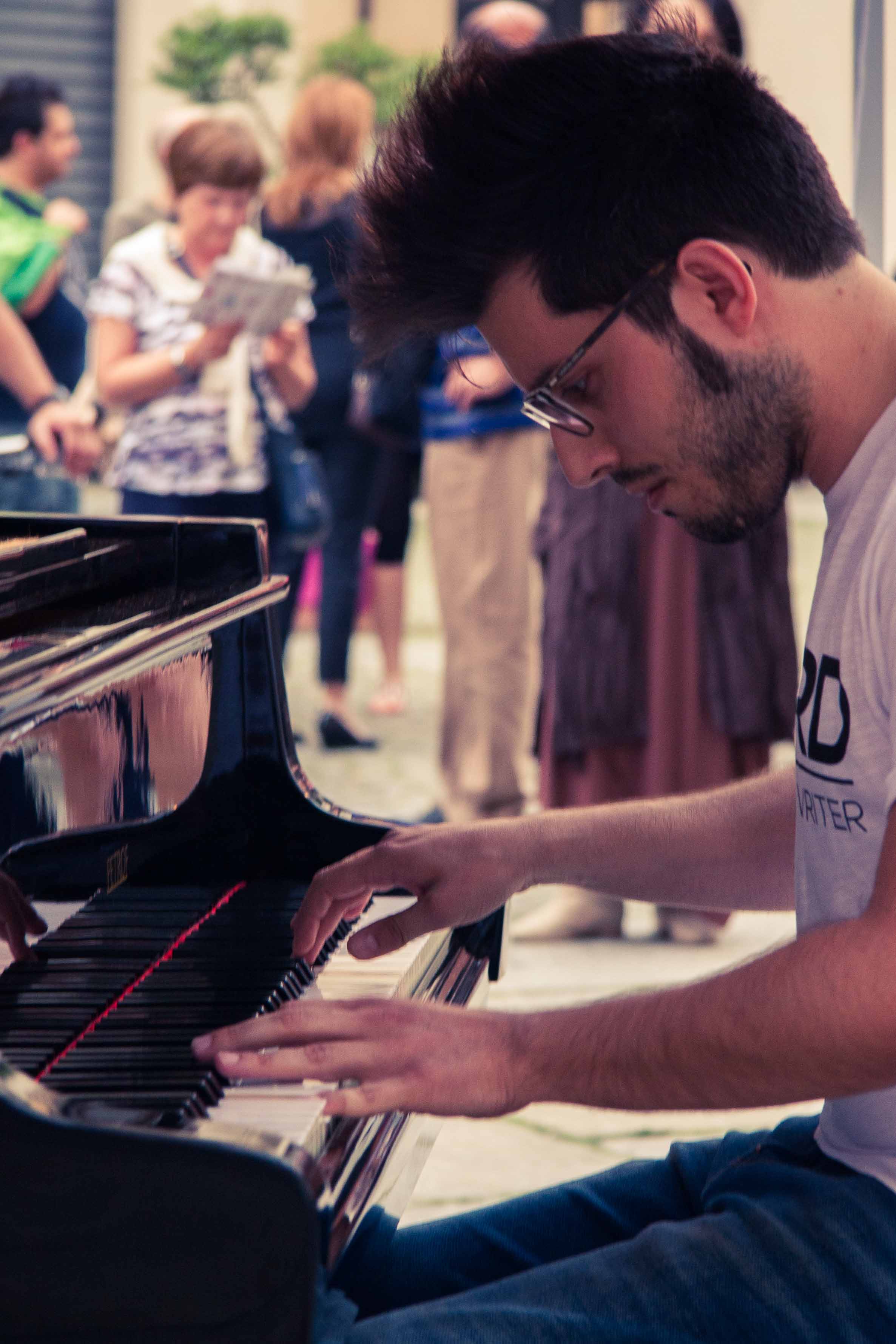christian_delord_carlino_pianista_italiano_festadellamusica_torino_italy_piano_classic (15) Foto Gallery della Festa della Musica di Torino, edizione 2014. Il pianista Christian DeLord Carlino si è esibito in Piazza della Consolata nella giornata di sabato 21 giugno davanti ad un pubblico emotivamente coinvolto ed entusiasta. La musica classica ed il pianoforte donano grandi emozioni.