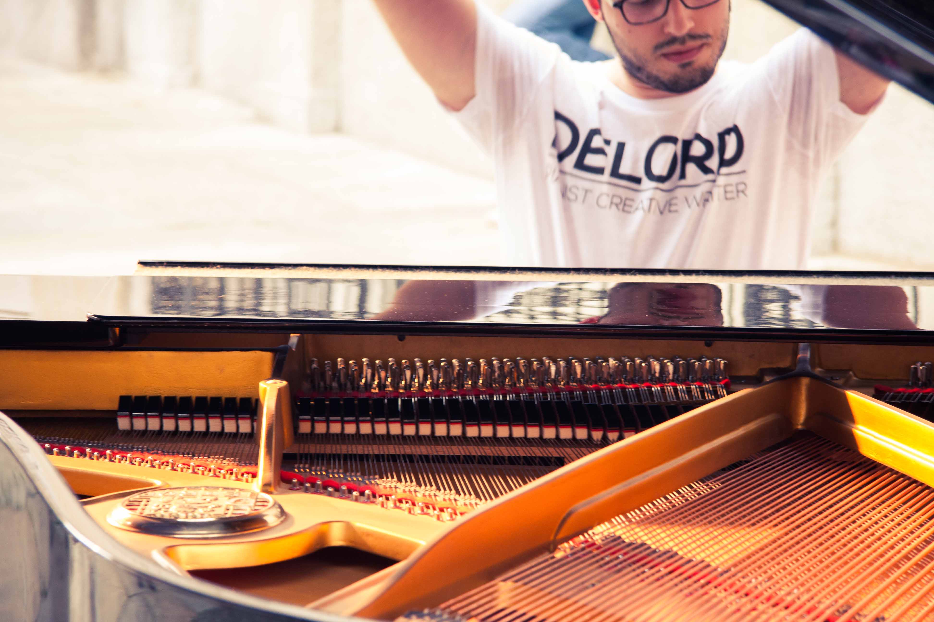 christian_delord_carlino_pianista_italiano_festadellamusica_torino_italy_piano_classic (16) Foto Gallery della Festa della Musica di Torino, edizione 2014. Il pianista Christian DeLord Carlino si è esibito in Piazza della Consolata nella giornata di sabato 21 giugno davanti ad un pubblico emotivamente coinvolto ed entusiasta. La musica classica ed il pianoforte donano grandi emozioni.