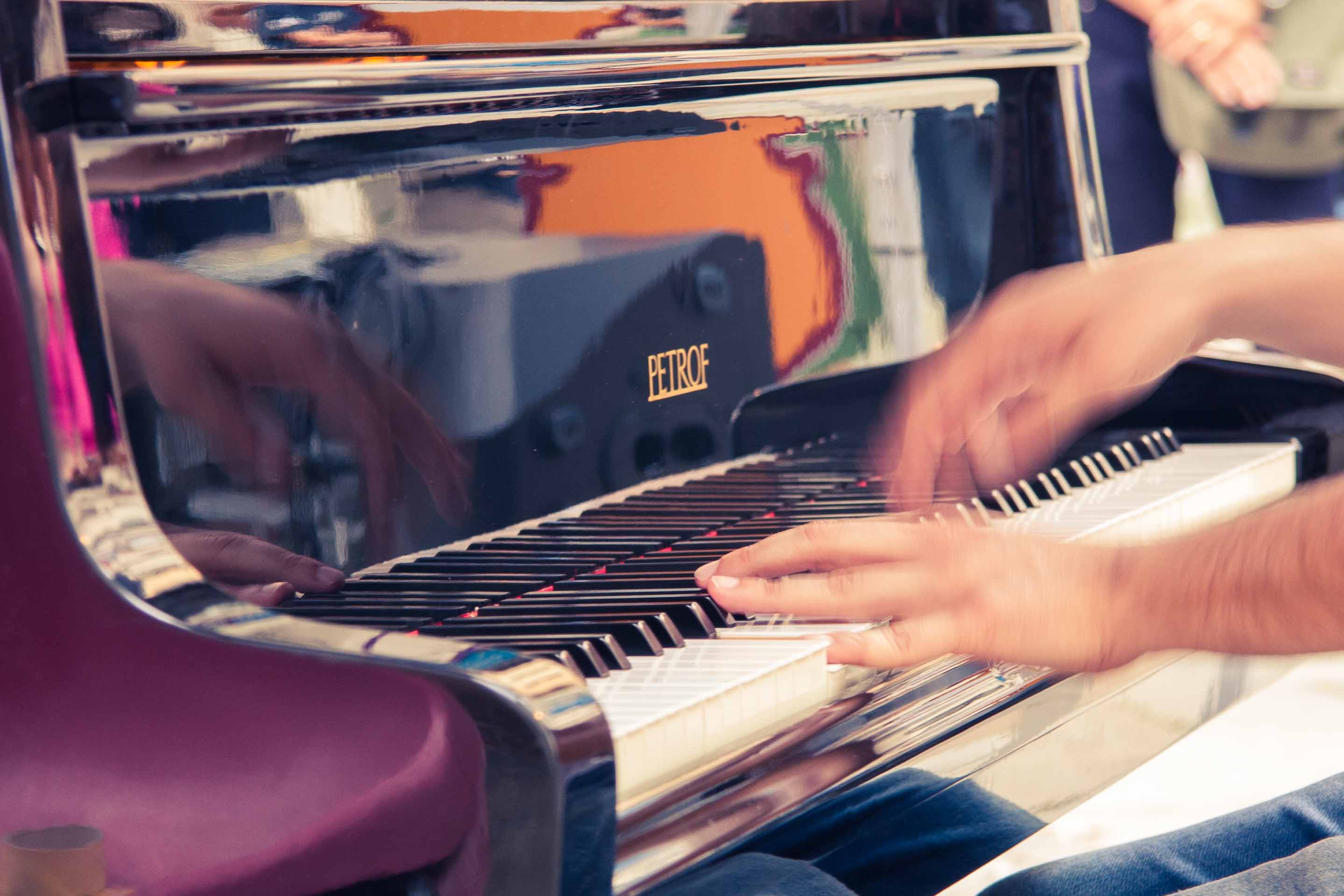 christian_delord_carlino_pianista_italiano_festadellamusica_torino_italy_piano_classic (17) Foto Gallery della Festa della Musica di Torino, edizione 2014. Il pianista Christian DeLord Carlino si è esibito in Piazza della Consolata nella giornata di sabato 21 giugno davanti ad un pubblico emotivamente coinvolto ed entusiasta. La musica classica ed il pianoforte donano grandi emozioni.