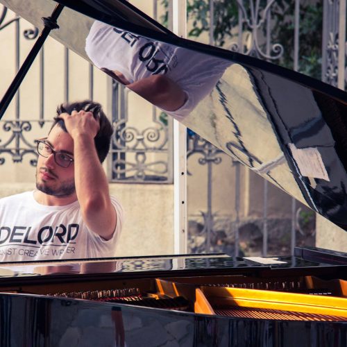 Foto Gallery della Festa della Musica di Torino, edizione 2014. Il pianista Christian DeLord Carlino si è esibito in Piazza della Consolata nella giornata di sabato 21 giugno davanti ad un pubblico emotivamente coinvolto ed entusiasta. La musica classica ed il pianoforte donano grandi emozioni.