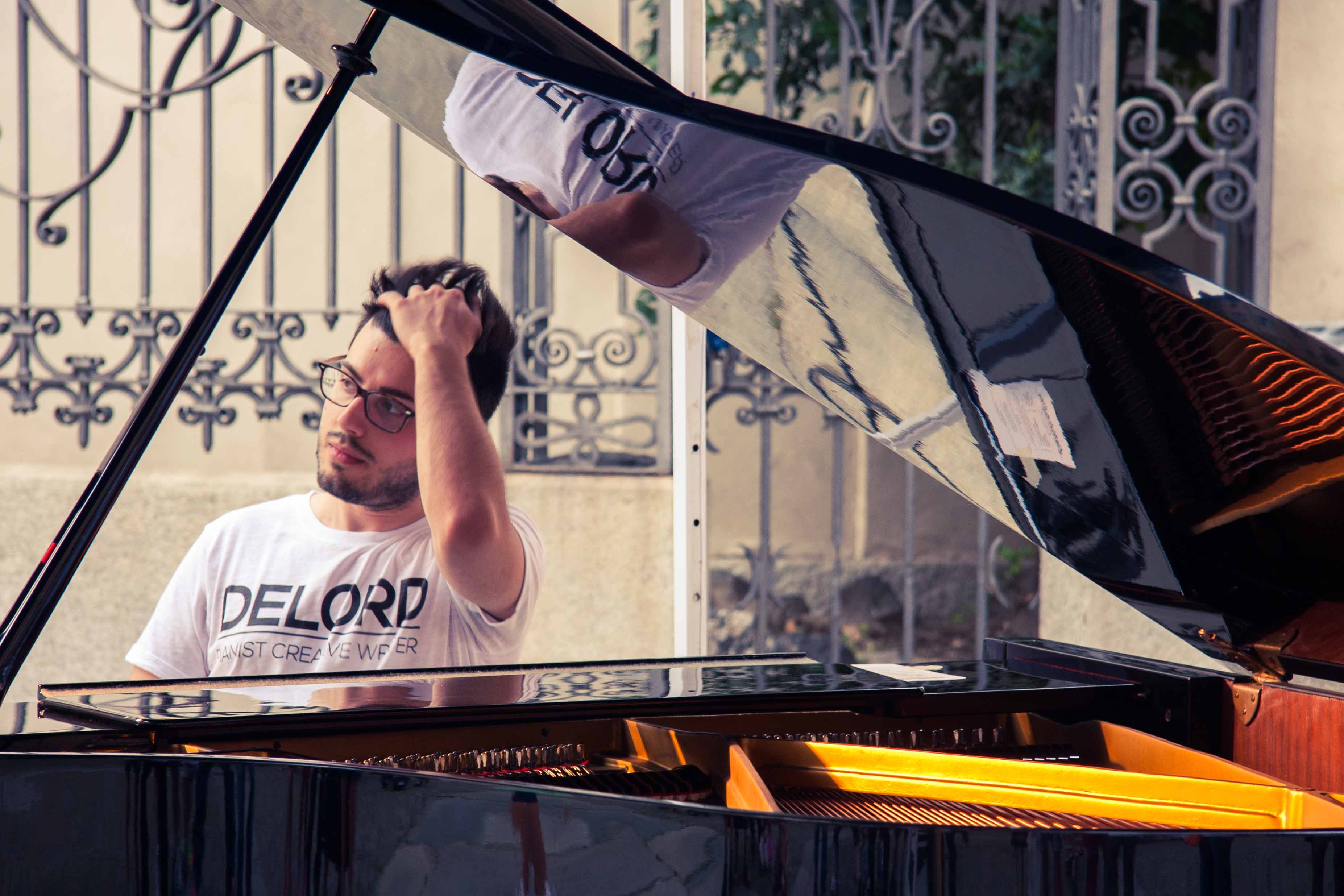 christian_delord_carlino_pianista_italiano_festadellamusica_torino_italy_piano_classic (18) Foto Gallery della Festa della Musica di Torino, edizione 2014. Il pianista Christian DeLord Carlino si è esibito in Piazza della Consolata nella giornata di sabato 21 giugno davanti ad un pubblico emotivamente coinvolto ed entusiasta. La musica classica ed il pianoforte donano grandi emozioni.