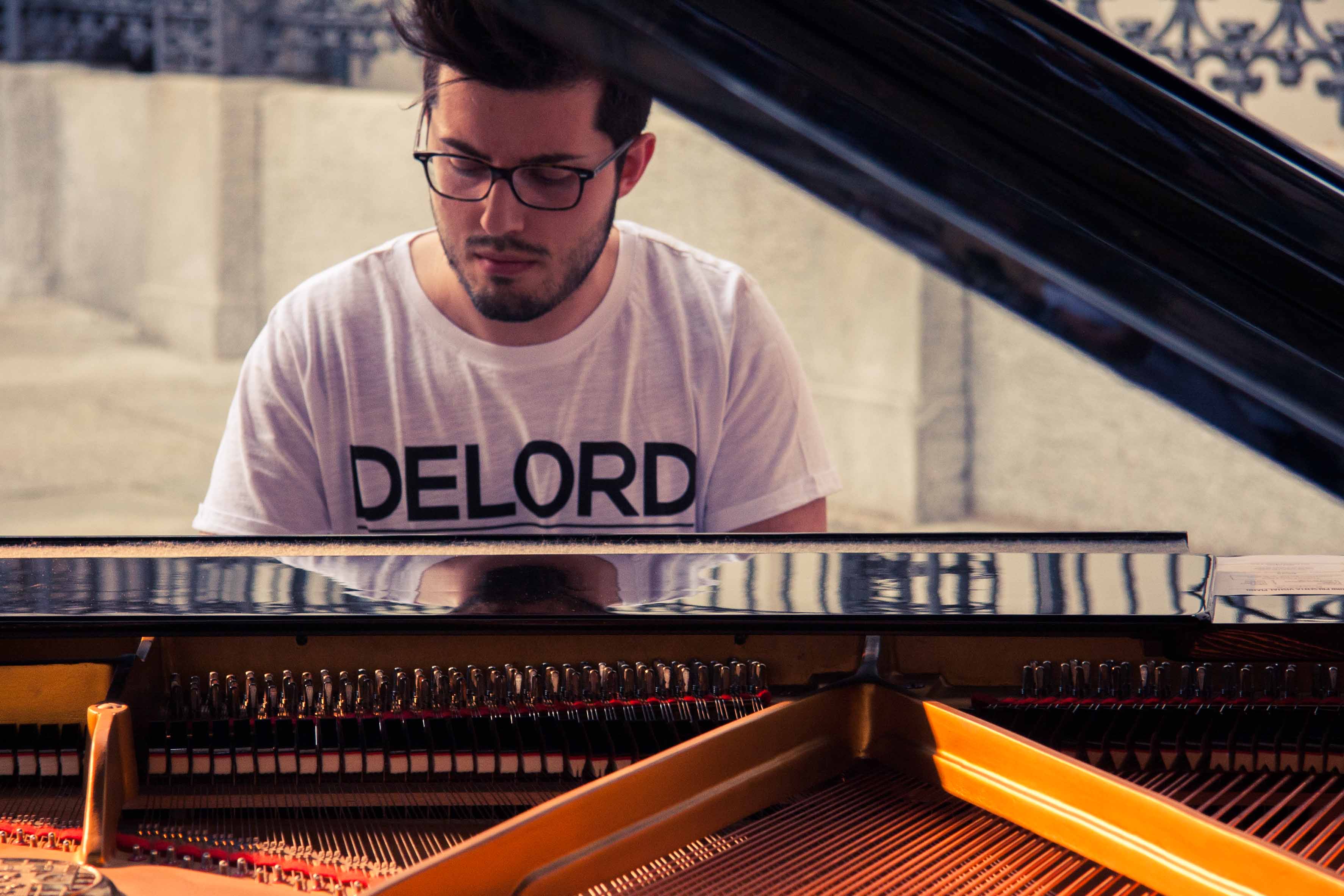 christian_delord_carlino_pianista_italiano_festadellamusica_torino_italy_piano_classic (8) Foto Gallery della Festa della Musica di Torino, edizione 2014. Il pianista Christian DeLord Carlino si è esibito in Piazza della Consolata nella giornata di sabato 21 giugno davanti ad un pubblico emotivamente coinvolto ed entusiasta. La musica classica ed il pianoforte donano grandi emozioni.