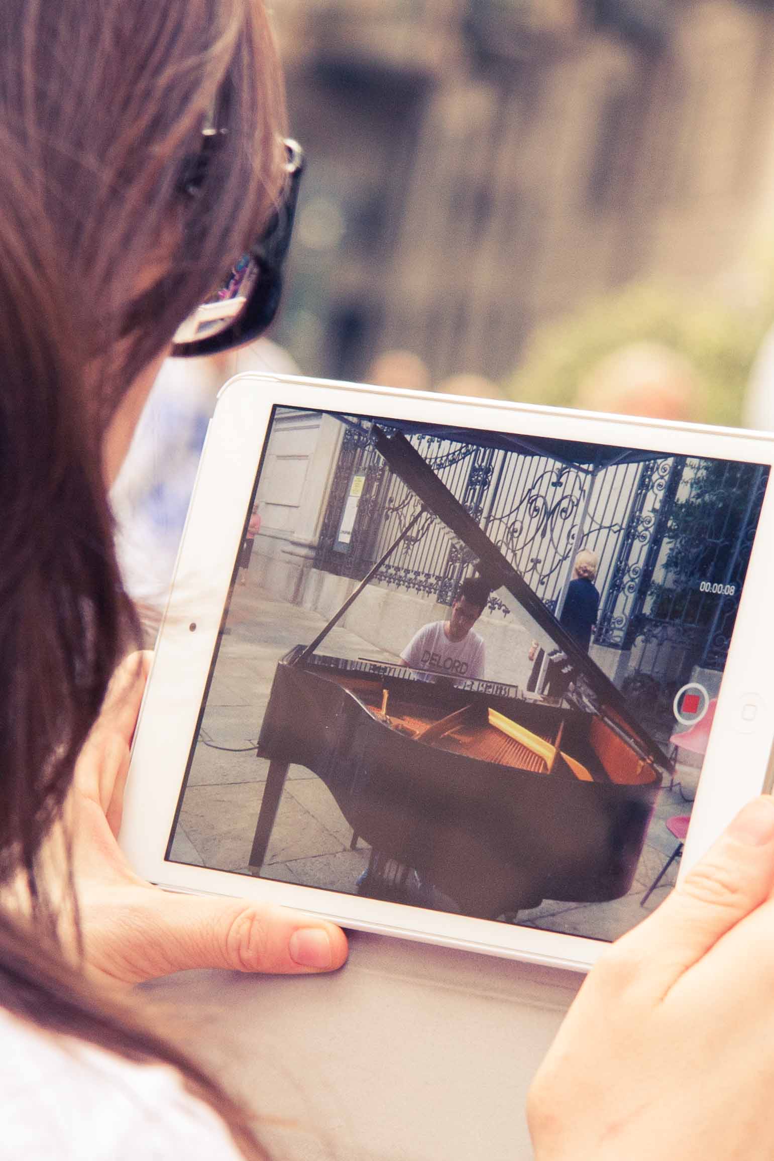christian_delord_carlino_pianista_italiano_festadellamusica_torino_italy_piano_classic (9) Foto Gallery della Festa della Musica di Torino, edizione 2014. Il pianista Christian DeLord Carlino si è esibito in Piazza della Consolata nella giornata di sabato 21 giugno davanti ad un pubblico emotivamente coinvolto ed entusiasta. La musica classica ed il pianoforte donano grandi emozioni.