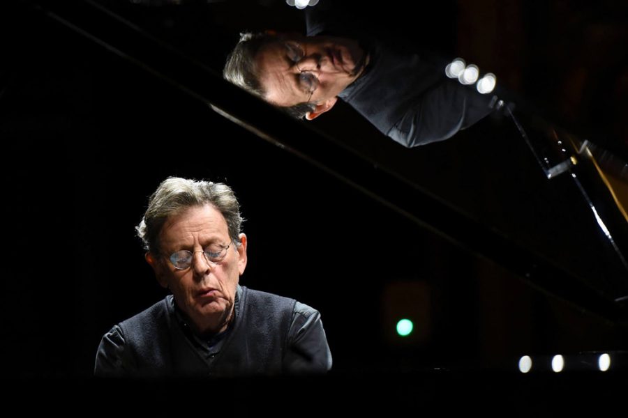 Recensione del concerto di Philip Glass al Teatro Regio di Parma. Glass ha eseguito tutte e 20 le Etudes al piano.